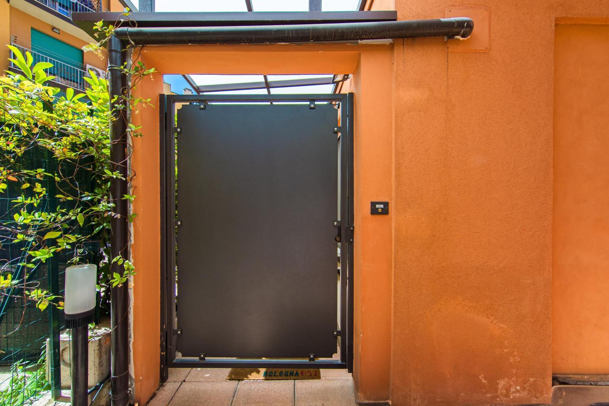Nettuno Apartment - Private Garden In Bologna Center المظهر الخارجي الصورة